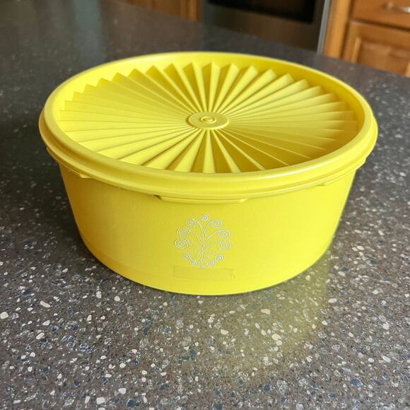 Vintage Tupperware Yellow Large Servalier Container # 1204-8 w/Lid 8 inches diam - Picture 1 of 4